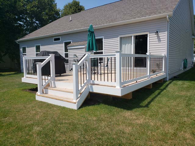 Vinyl Railing With Aluminum Spindles 1